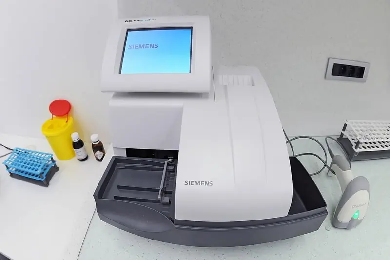 Siemens Clinitek analizator na radnoj plohi laboratorija Poliklinike Analiza Lab